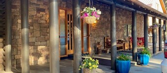 LUX Cabin on 6 beautiful acres. BEST IN FLAGSTAFF! Large groups welcome!