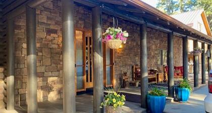 LUX Cabin on 6 beautiful acres. BEST IN FLAGSTAFF! Large groups welcome!
