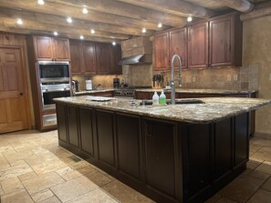 Kylskåp, mikrovågsugn, ugn och spishäll