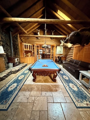 Smart TV, fireplace, DVD player, table tennis