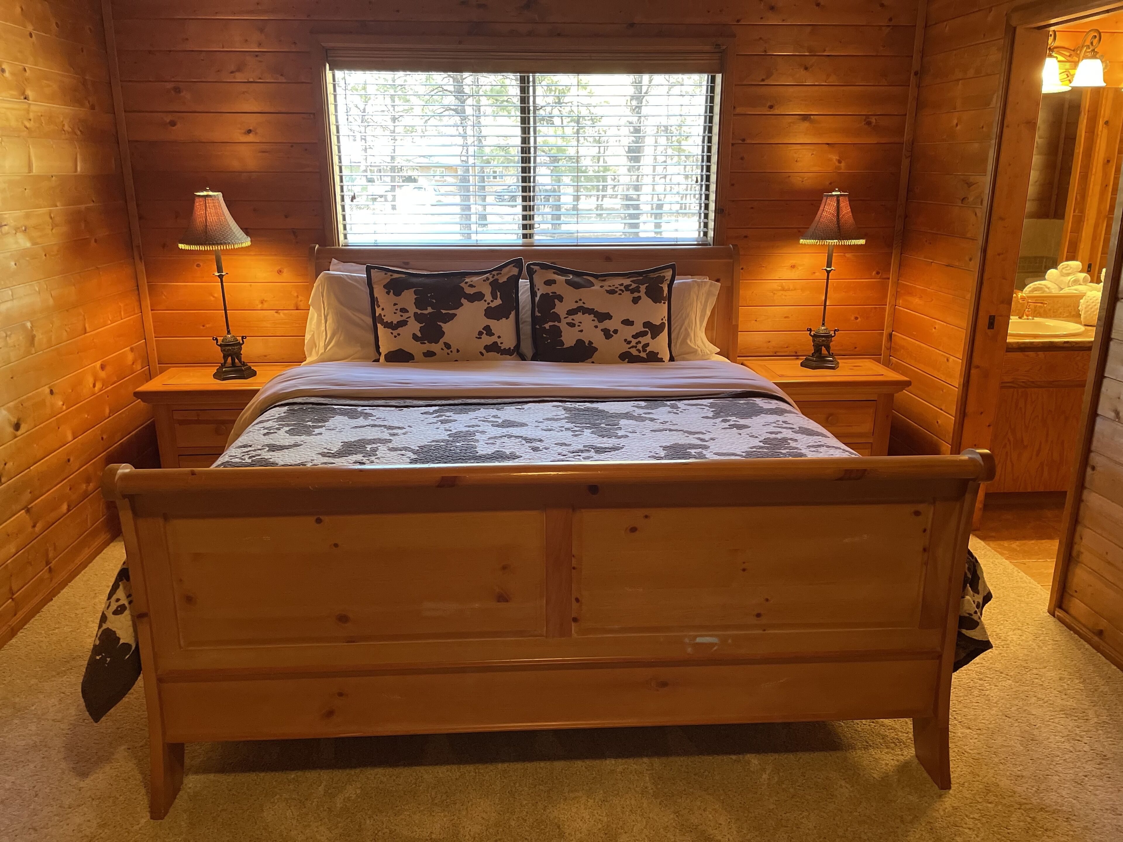 8000 SQFT, 9 BD/7BA, 5 KING SUITES, 
6 PRIVATE FENCED/GATED ACRES