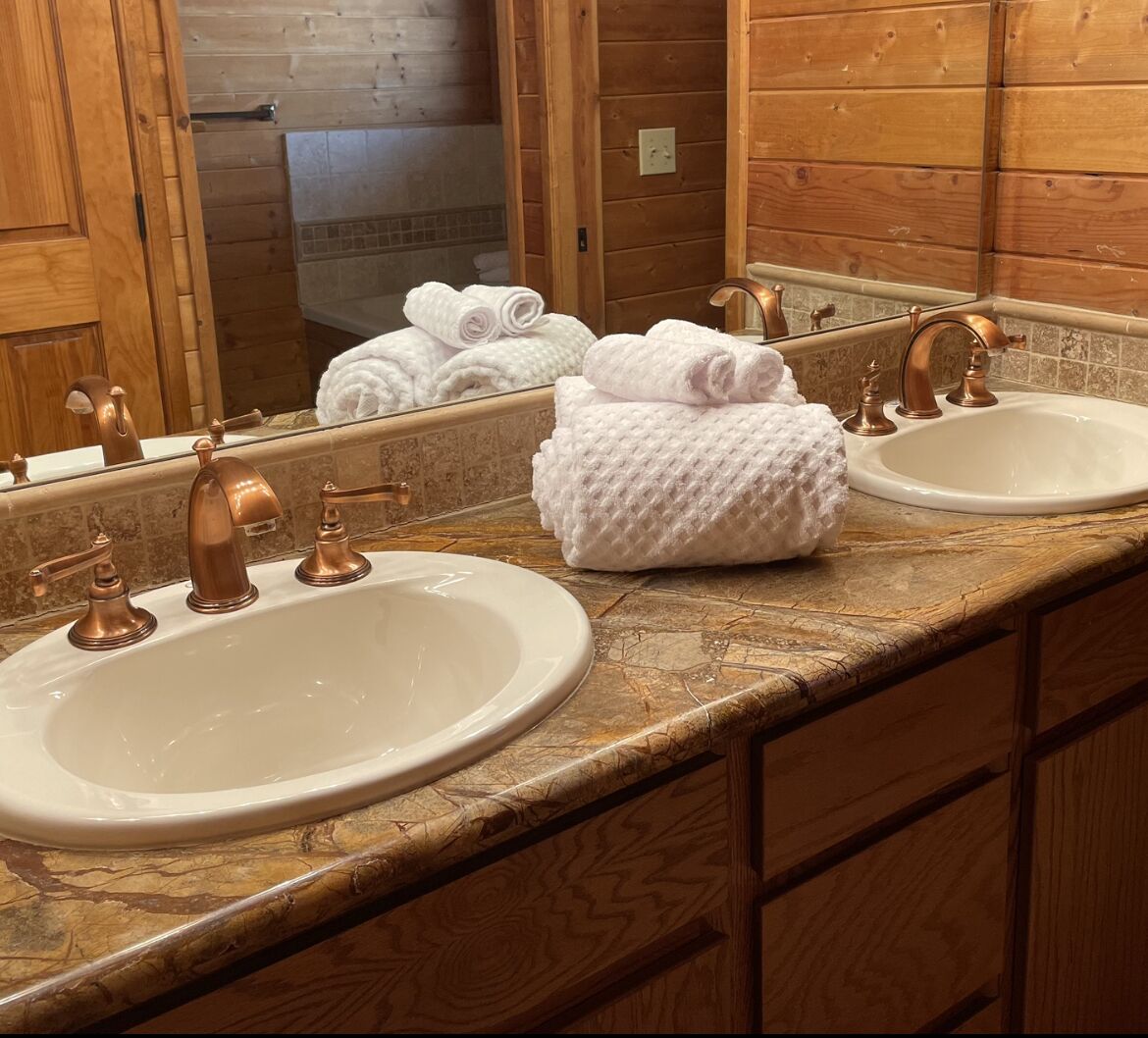 8000 SQFT, 9 BD/7BA, 5 KING SUITES, 
6 PRIVATE FENCED/GATED ACRES