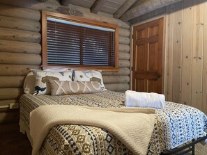 8 makuuhuonetta, työpöytä, ilmainen Wi-Fi, vuodevaatteet