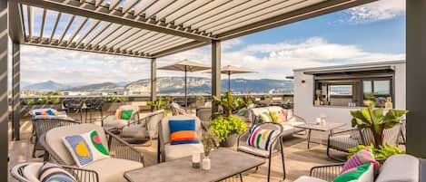 Lunch and dinner served, Mediterranean cuisine