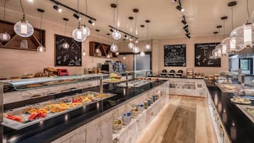 Petit déjeuner complet servi tous les jours en supplément