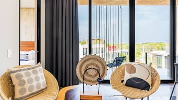 Departamento de lujo, 2 habitaciones, alberca privada | Área de sala de estar | Smart TV de 42 pulgadas con canales digitales y televisión
