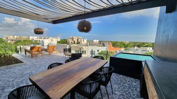 Habitación Deluxe, 1 cama de matrimonio grande, piscina privada | Caja fuerte, cortinas opacas, tabla de planchar con plancha