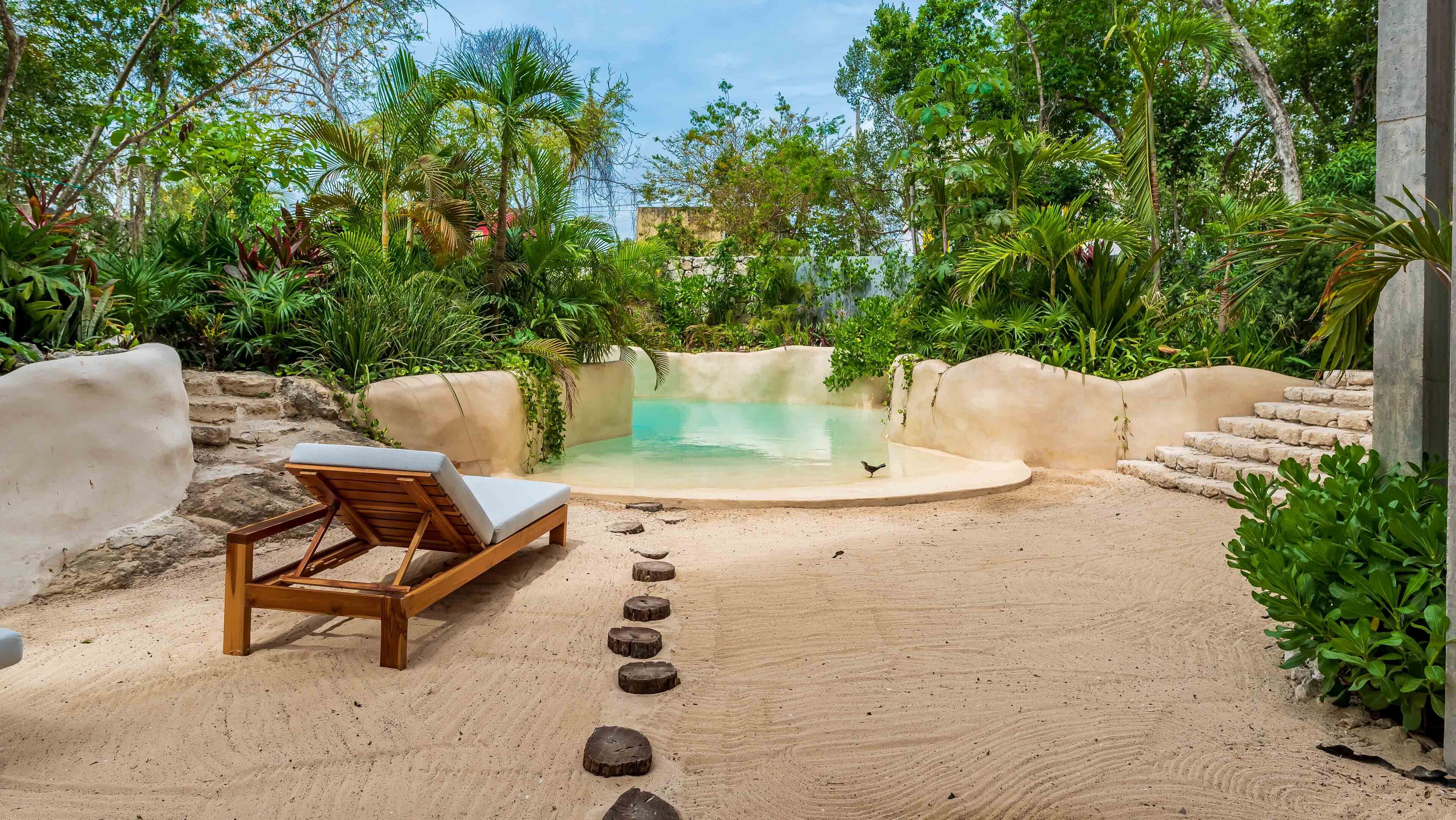 4 outdoor pools, open 9:00 AM to 10:00 PM, sun loungers