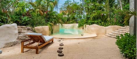 4 outdoor pools, open 9:00 AM to 10:00 PM, pool loungers