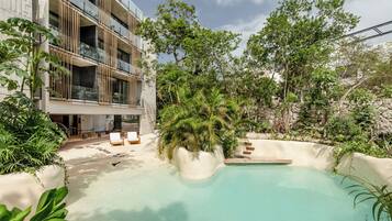 4 piscinas al aire libre (de 09:00 a 22:00), tumbonas