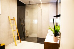 Dusche, Haartrockner, Handtücher, Seife
