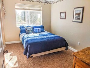 4 bedrooms, desk, iron/ironing board, travel crib - Homestead Hideaway- Spacious Home Central to Zion, Grand Canyon, Bryce & More! (Cane Beds)