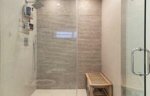 Ducha, secador de pelo, bidet, toallas