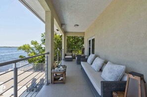 Terrace/patio - LUXURY OCEAN FRONT ❤️ Fun in the Sun 🌞 and Relax in unrivaled luxury and comfort  (Key Largo)