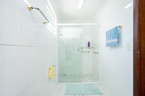 Casa familiar | Baño | Regadera, toallas, jabón, papel de baño 