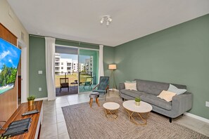 TV - Colorful and Modern Condo Just 10 min From Disney! Balcony With Sweeping View. #2sl205 (Kissimmee)