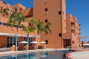 A hotel with a swimming pool, palm trees, and a modern architectural design. - The Westin Los Cabos Resort Villas - Baja Point (San José del Cabo)