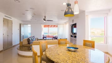 Bộ đồ giường cao cấp, két bảo mật tại phòng, bàn, phòng cách âm