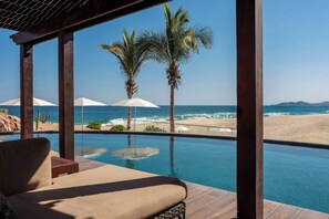 An infinity pool with a view of the beach and ocean. - The Westin Los Cabos Resort Villas - Baja Point (San José del Cabo)
