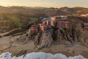 A coastal hotel with multiple buildings, a beach, and a golf course in the background. - The Westin Los Cabos Resort Villas - Baja Point (San José del Cabo)