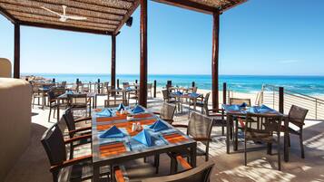 4 restaurantes; se sirve desayuno, almuerzo y cena