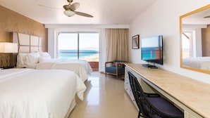 Habitación de hotel con dos camas, televisión, escritorio y una silla.