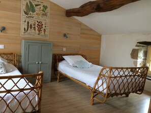 6 bedrooms, iron/ironing board, travel cot, bed sheets