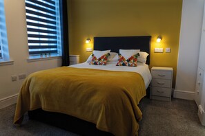 1 chambre, fer et planche à repasser, lit de bébé portatif