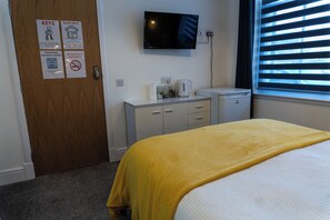 1 chambre, fer et planche à repasser, lit de bébé portatif