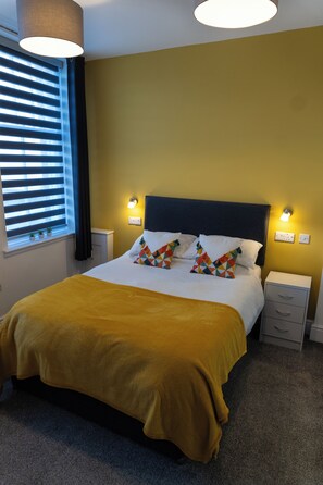 1 chambre, fer et planche à repasser, lit de bébé portatif