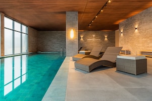 Una piscina cubierta