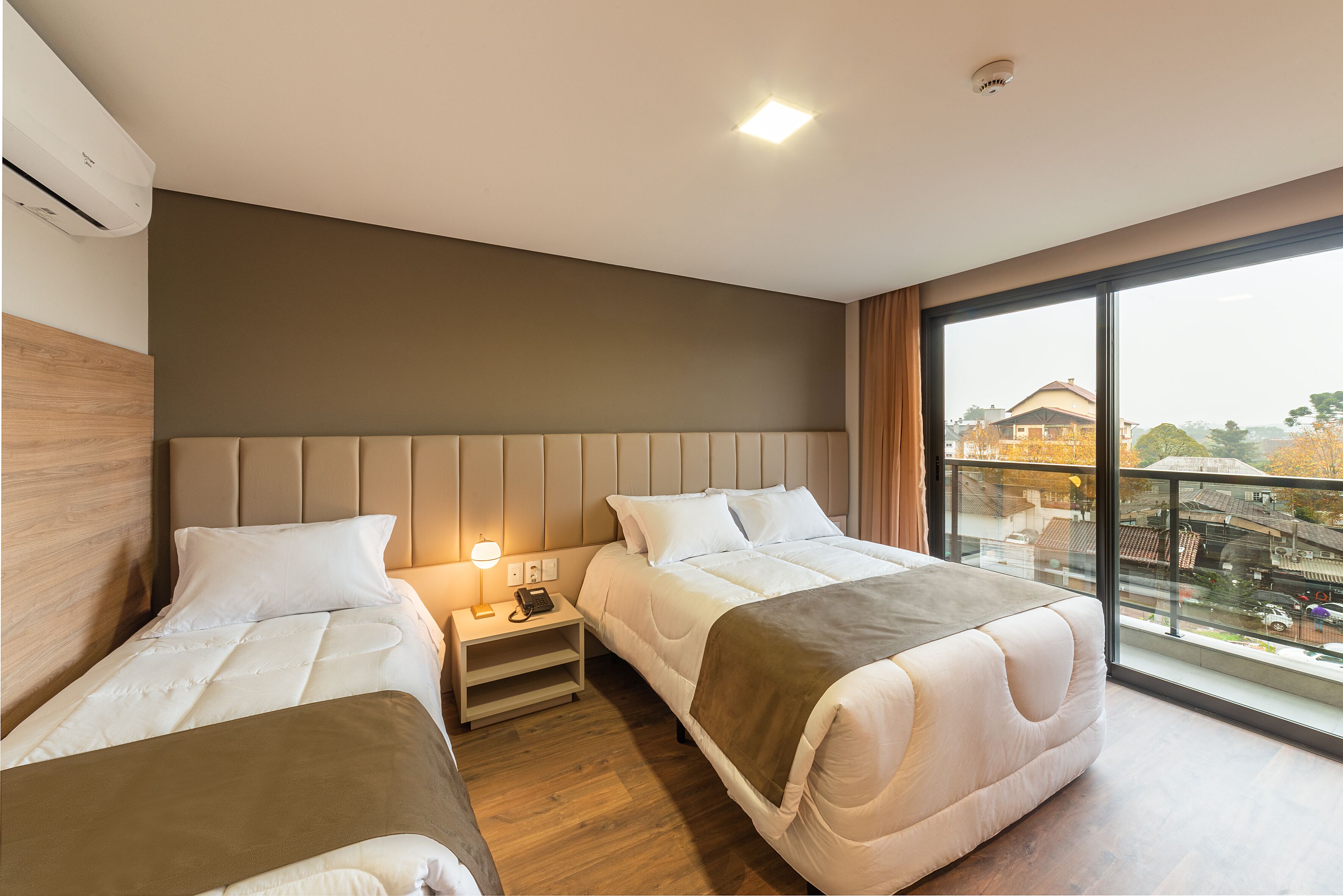 Quarto superluxo | Frigobar, cofres nos quartos, escrivaninha, quartos à prova de som