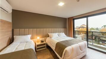 Quarto superluxo | Frigobar, cofres nos quartos, escrivaninha, quartos à prova de som