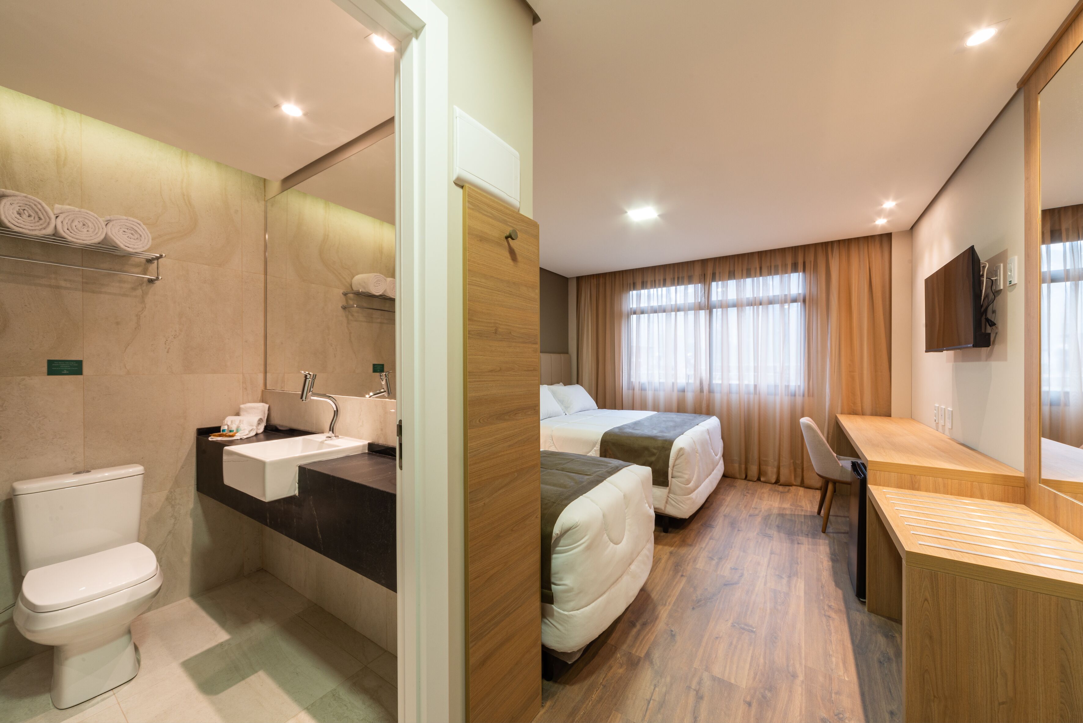 deluxe room | 1 bedroom, minibar, in-room safe, desk