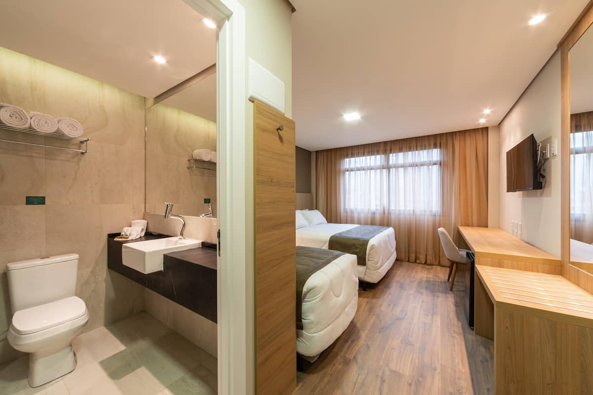 Minibar, caja de seguridad en la habitación y escritorio