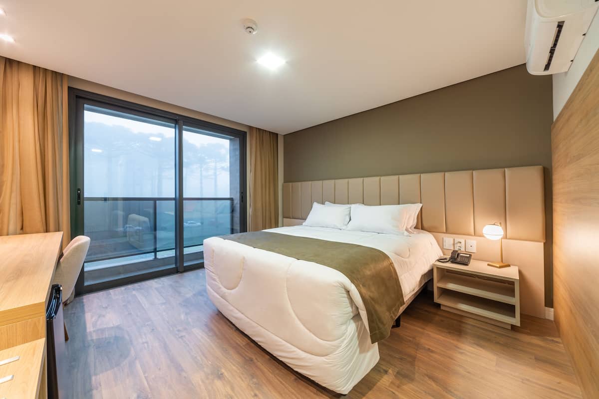 Habitación de lujo | Minibar, caja de seguridad en la habitación y escritorio