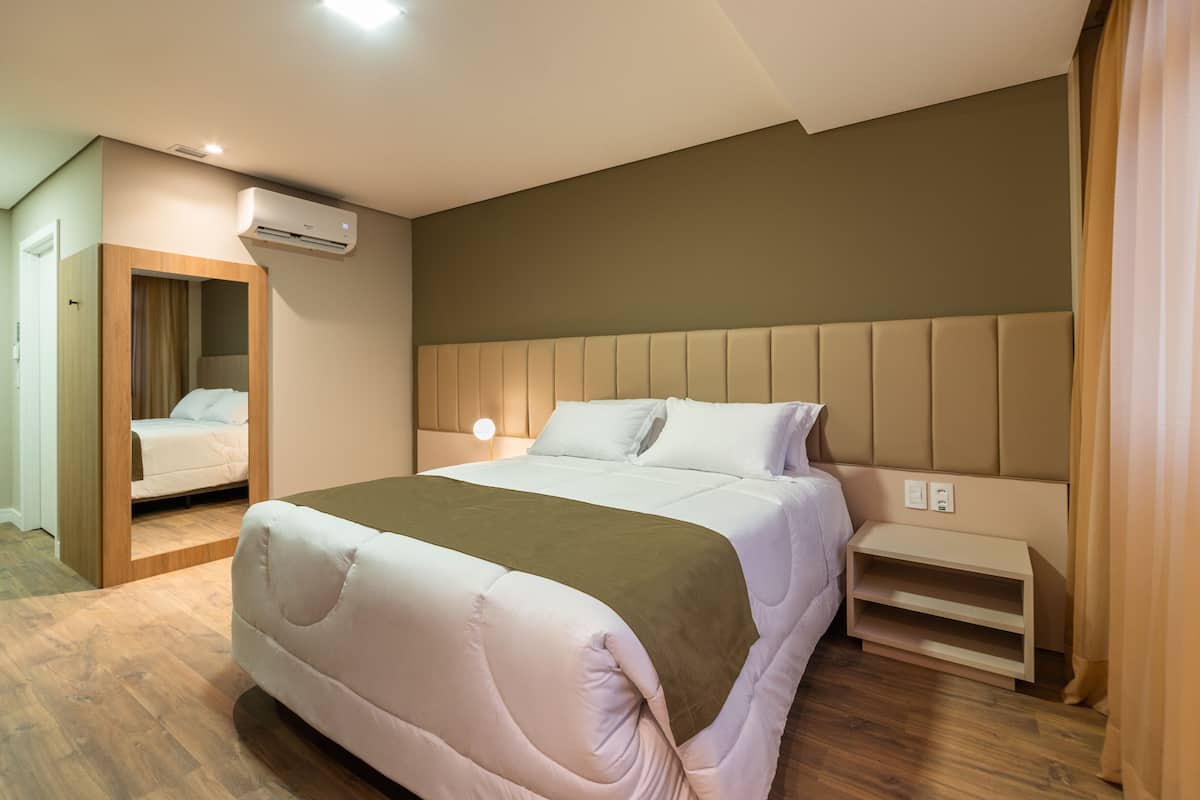 Habitación Deluxe | Minibar, caja de seguridad en la habitación y escritorio