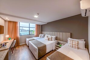 Minibar, caja de seguridad en la habitación y escritorio 