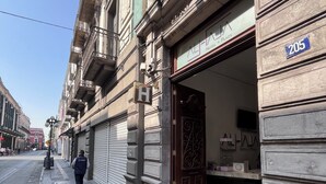 A building with a sign for 'ALFA Hotel Plaza' and a number '205' on the facade. - Hotel Alhaja Puebla Centro Histórico (Puebla)
