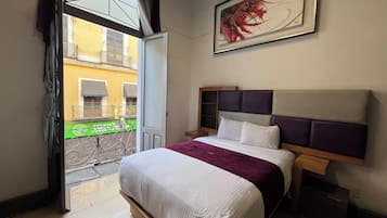 Escritorio y espacio para trabajar con laptop