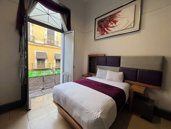 Standard a Queen Size bed | Desk, laptop workspace, iron/ironing board, free WiFi - Hotel Alhaja Puebla Centro Histórico (Puebla)