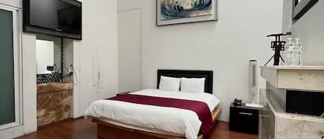 Standard a Queen Size bed | Desk, laptop workspace, iron/ironing board, free WiFi