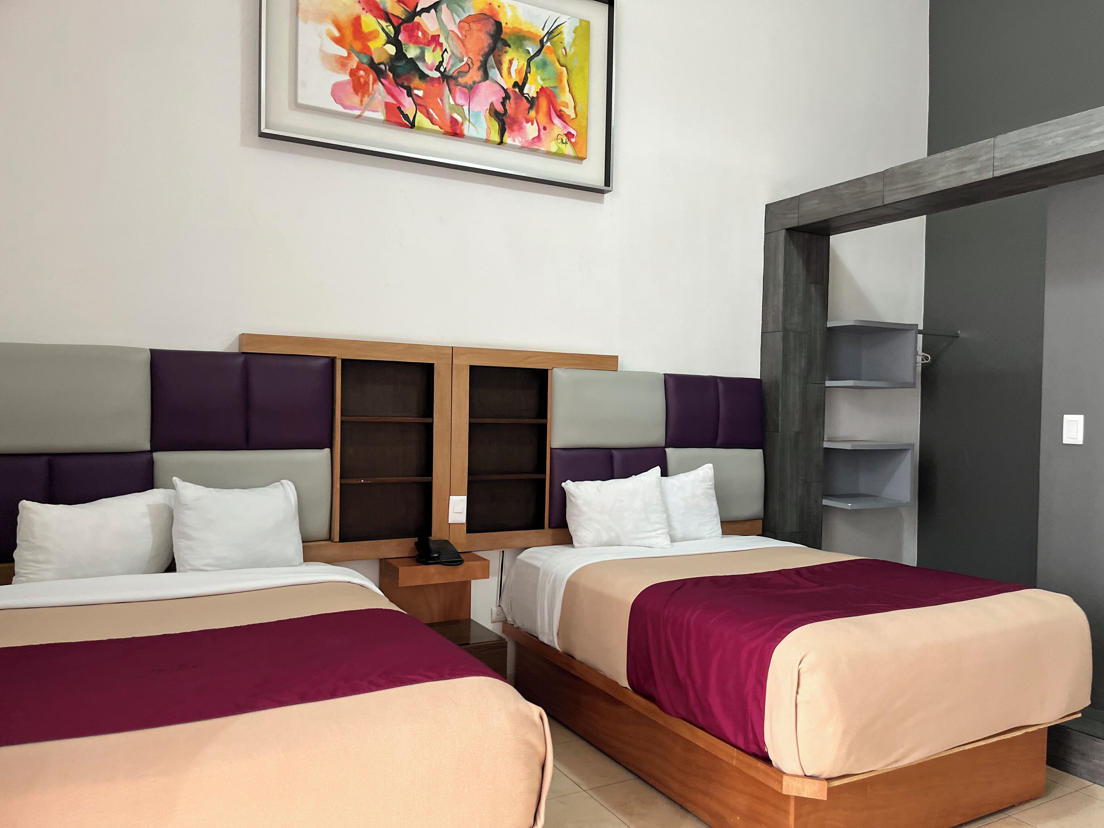 Estándar dos camas Queen Size | Escritorio y espacio para trabajar con un portátil