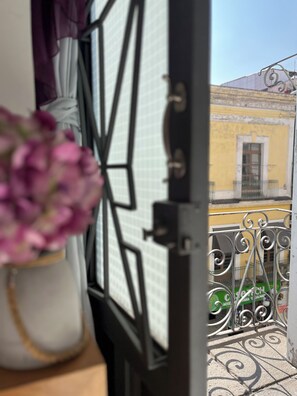 Standard Two Queen Size Beds | Desk, laptop workspace, iron/ironing board, free WiFi - Hotel Alhaja Puebla Centro Histórico (Puebla)