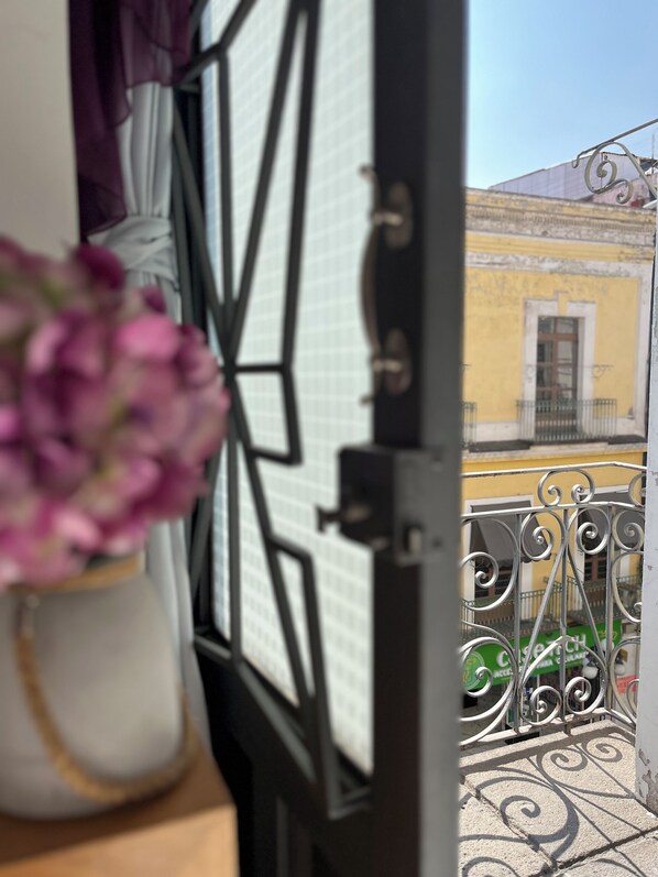 Standard Two Queen Size Beds | Desk, laptop workspace, iron/ironing board, free WiFi - Hotel Alhaja Puebla Centro Histórico (Puebla)