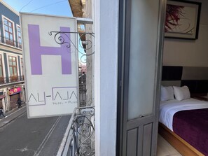 Standard a Queen Size bed | Desk, laptop workspace, iron/ironing board, free WiFi - Hotel Alhaja Puebla Centro Histórico (Puebla)