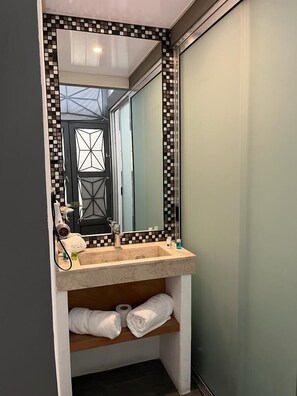 Standard Two Queen Size Beds | Bathroom | Shower, rainfall showerhead, hair dryer, towels - Hotel Alhaja Puebla Centro Histórico (Puebla)