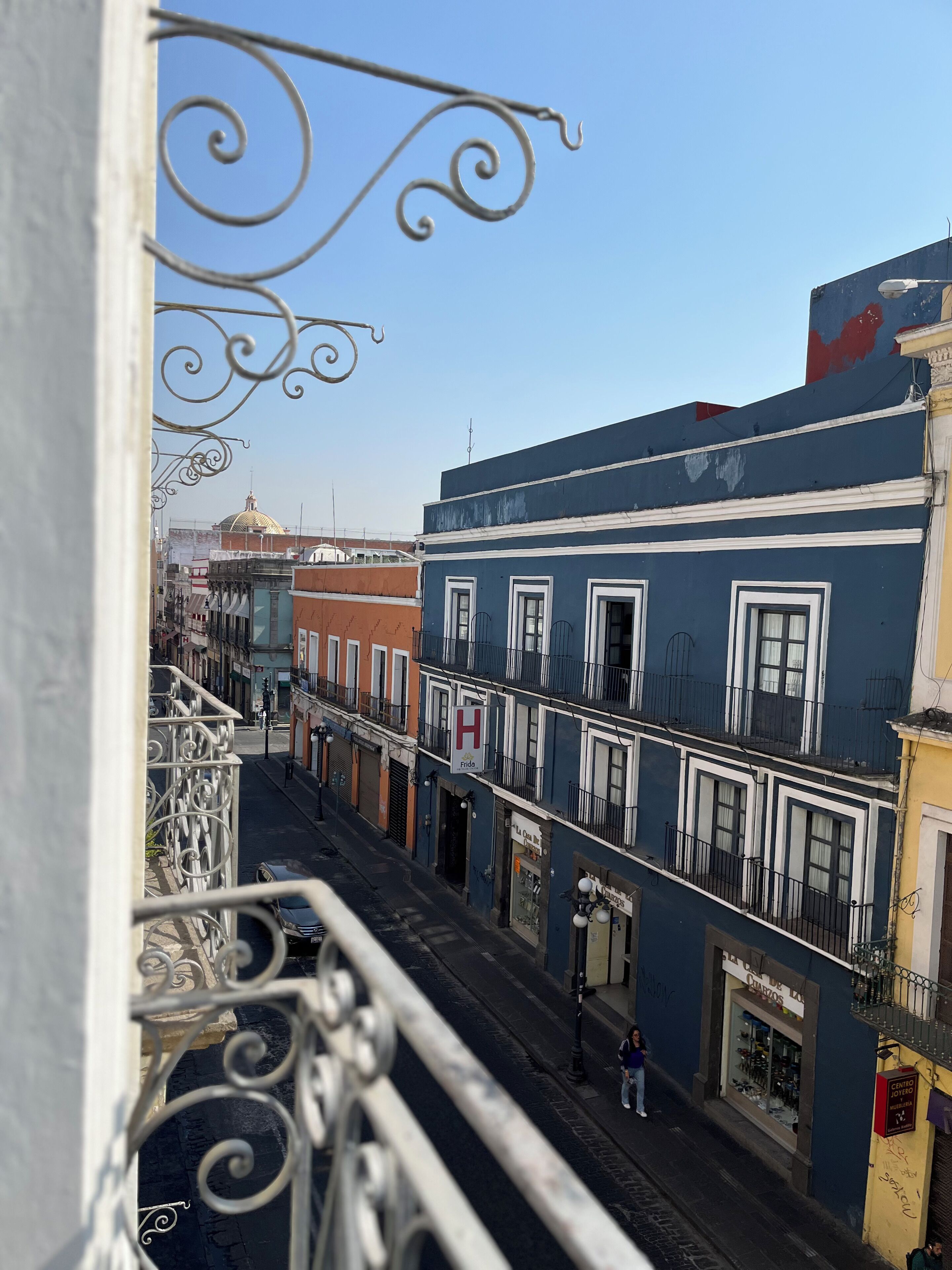 Escritorio y espacio para trabajar con laptop 