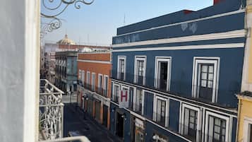 Escritorio y espacio para trabajar con laptop