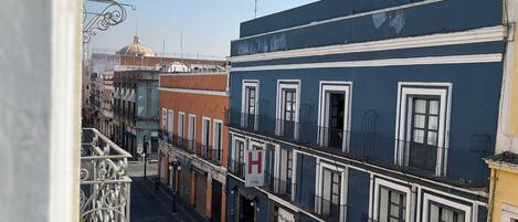 Escritorio y espacio para trabajar con laptop